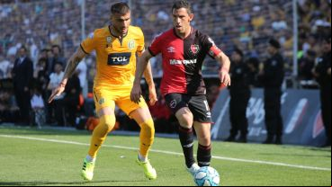 Maxi ante Ribas. Escena del primer tiempo del clásico de la ciudad.