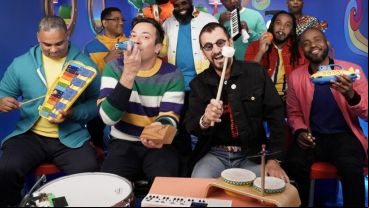Ringo Starr, The Roots y Jimmy Fallon tocando"en un submarino amarillo".
