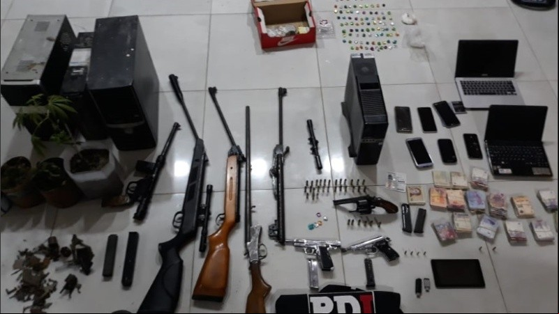 El material secuestrado en los allanamientos. 