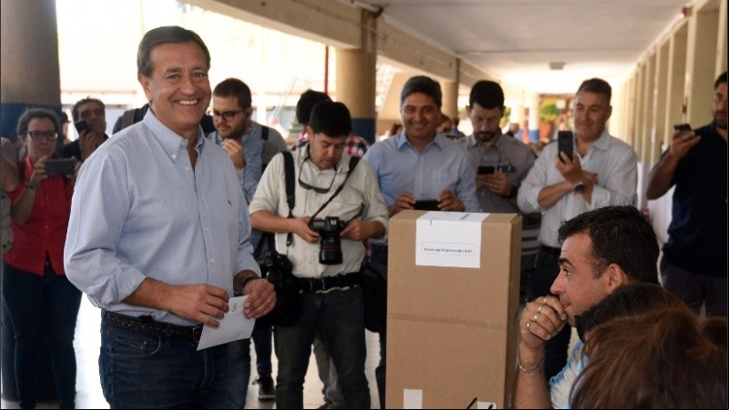 Suárez votó confiado cerca del mediodía.