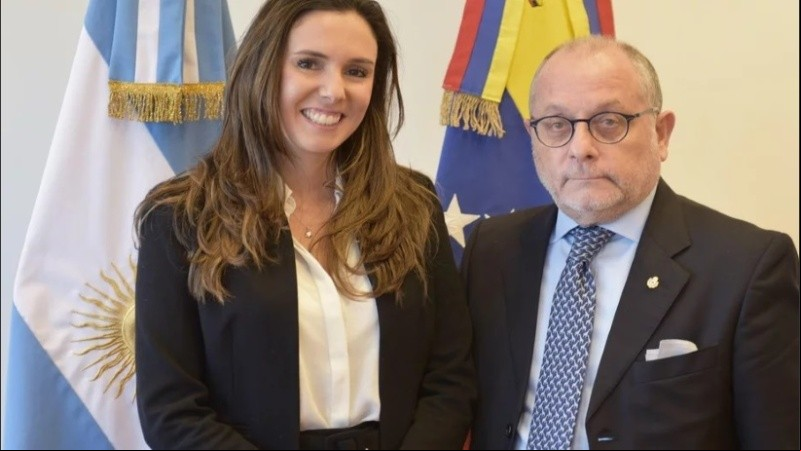 La flamante embajadora de Venezuela en Argentina, Elisa Trotta Gamus, junto al canciller Jorge Faurie.