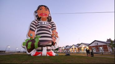 El inflable de Cristina con el traje a rayas en el Parque España.