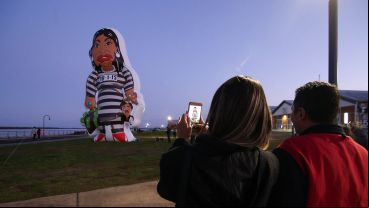El inflable de Cristina con el traje a rayas en el Parque España.