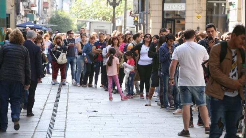 Mucha gente espera poder hacerse de unos dólares antes del domingo.