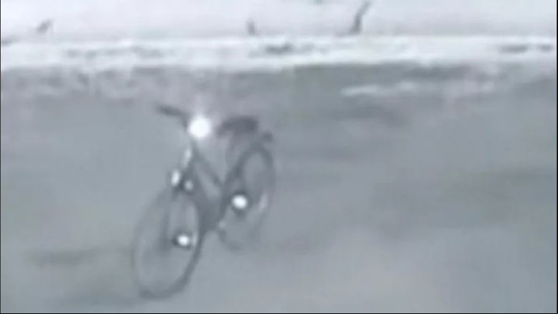 En el video se ve como la bicicleta de la nada comienza a andar.