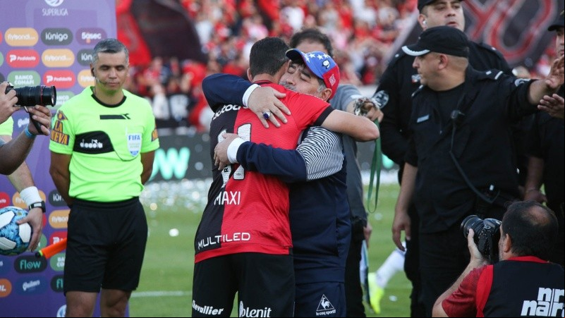 Una tarde de emociones para recibir a Maradona.