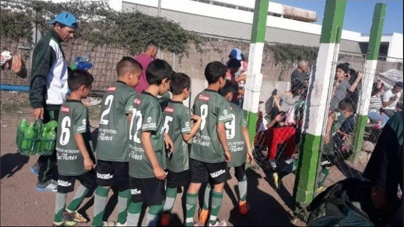 Los chicos del Amistad a punto de salir a la cancha. 