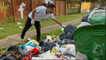 Barreto junta la basura de Funes este martes.