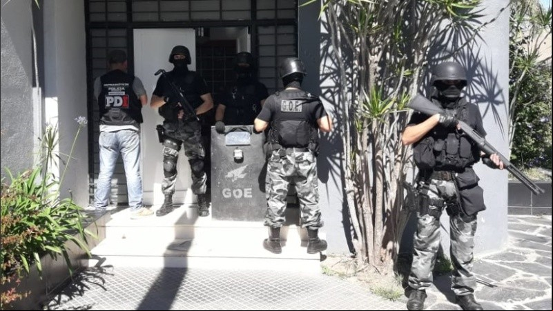 Personal policial en uno de los allanamientos.