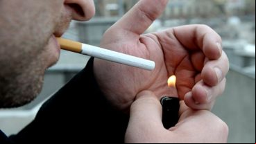 Le manotearon el cigarrillo y luego salieron corriendo.