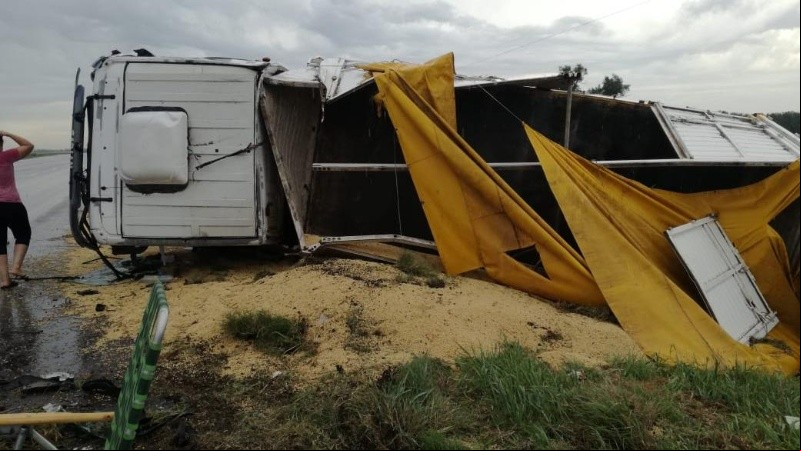 Impactante imagen del camión tumbado sobre la banquina. 