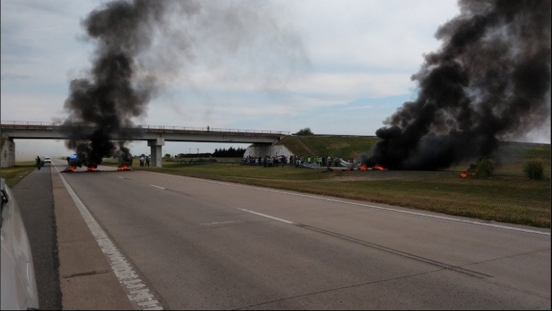 El corte con quema de cubiertas en ambas manos de la autopista. 
