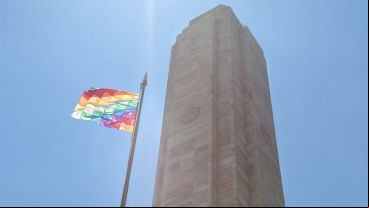 La whipala flamea en el Monumento desde el martes pasado.