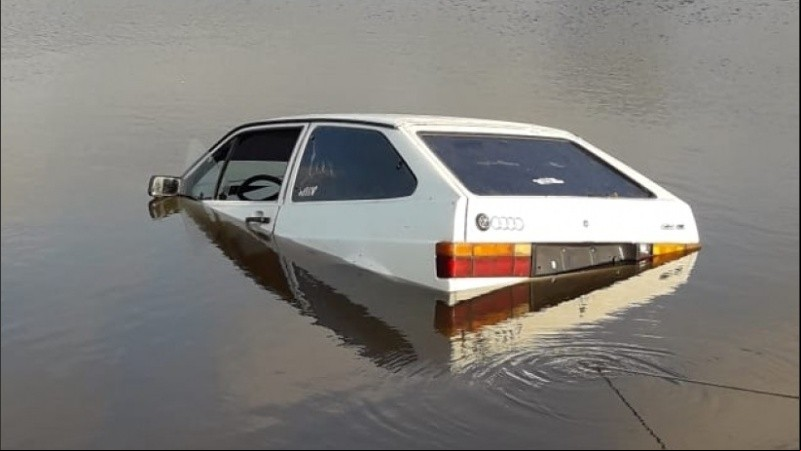 El auto estuvo un largo tiempo en el agua hasta que lo sacaron.