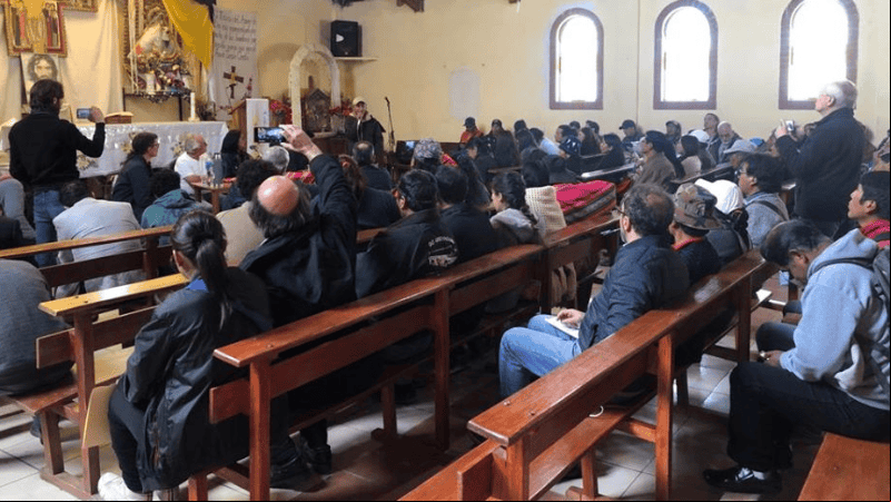 En la iglesia de Senkata la comisión se reunió con familiares de víctimas.