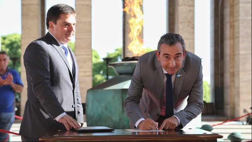 El momento más emotivo: la firma de Javkin intendente.