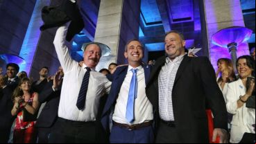 El intendente abrazado con los concejales Poy y Cozzoni, ex jugadores de Central y Newell's.
