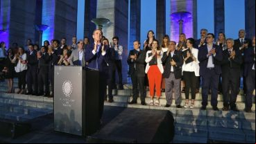 Javkin brindó un discurso frente al río.