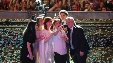 Alberto Fernández y Cristina Kirchner en Plaza de Mayo.
