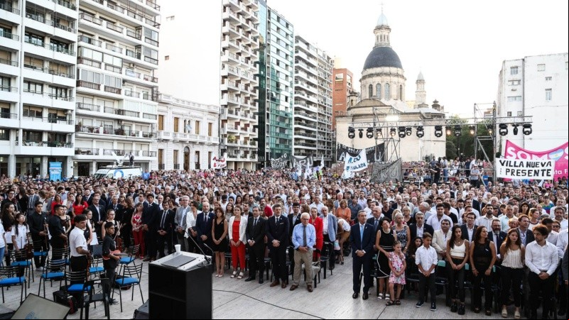 El acto popular de Javkin con su gabinete en el Monumento.