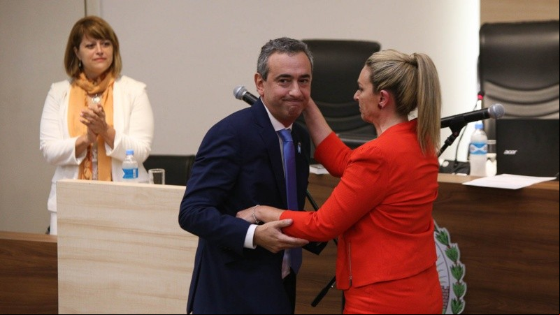 Abrazo y emoción en la jura con la presidenta del Concejo.