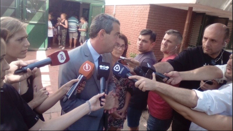 Javkin daba declaraciones a la prensa tras la primera reunión de Gabinete. 