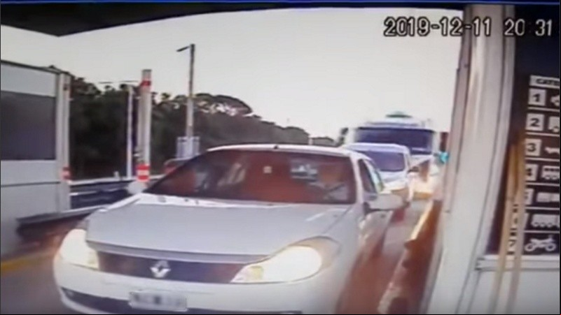 El choque fue grabado por las cámaras de seguridad del peaje. 
