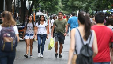 Una gran cantidad de rosarinos pasó por el Paseo del Siglo este sábado.