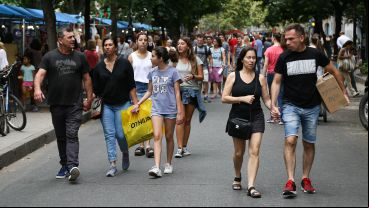 Una gran cantidad de rosarinos pasó por el Paseo del Siglo este sábado.