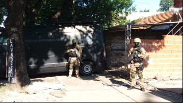 Los allanamientos fueron en Juan Pablo II al 800 y en Vélez Sarfield al 7000.