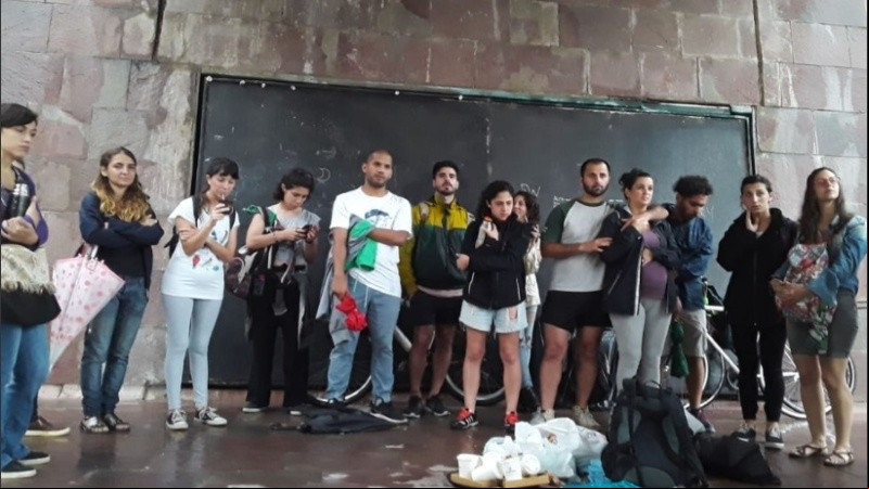 Trabajadoras del Teléfono Verde exigen continuidad laboral. 