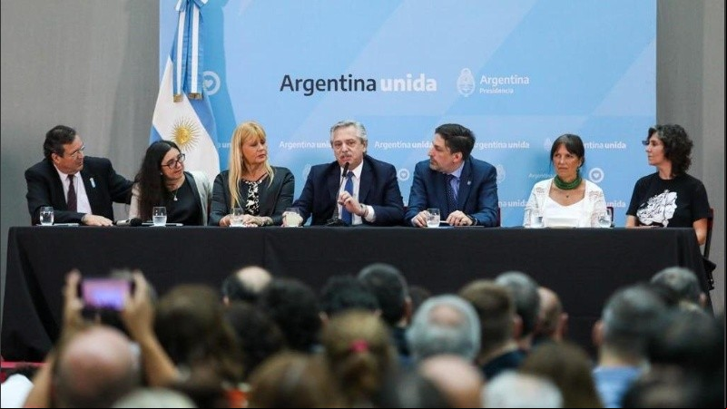 Trotta y Alberto Fernández en la presentación del nuevo Plan de Lecturas. 