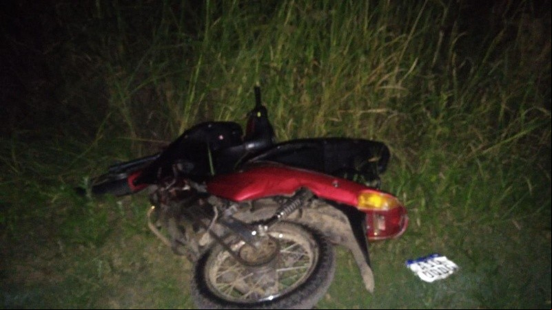 La moto en la que circulaba el delincuente. 