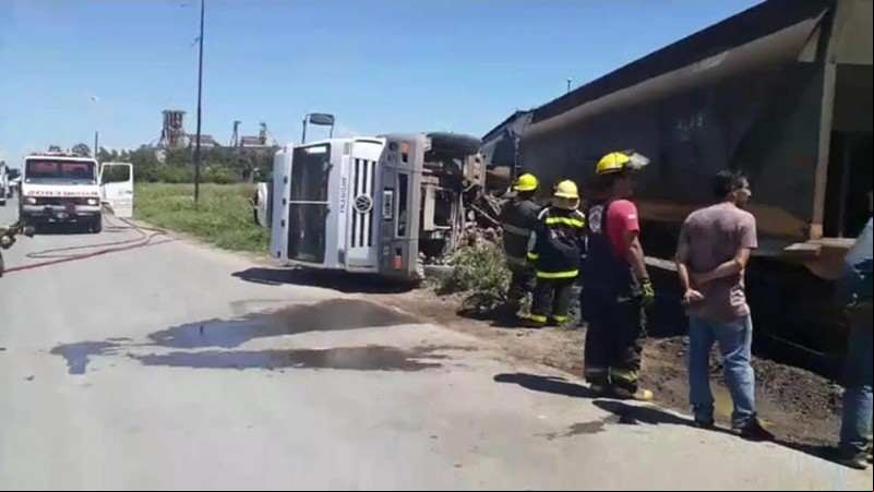 Los bomberos trabajaron para retirar el camión de las vías. 