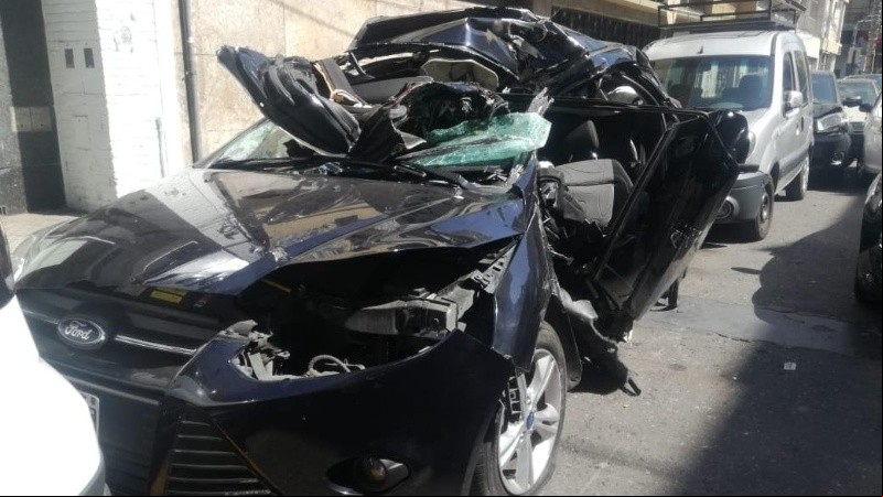 Así quedó el Ford Focus tras el violento impacto fatal. 