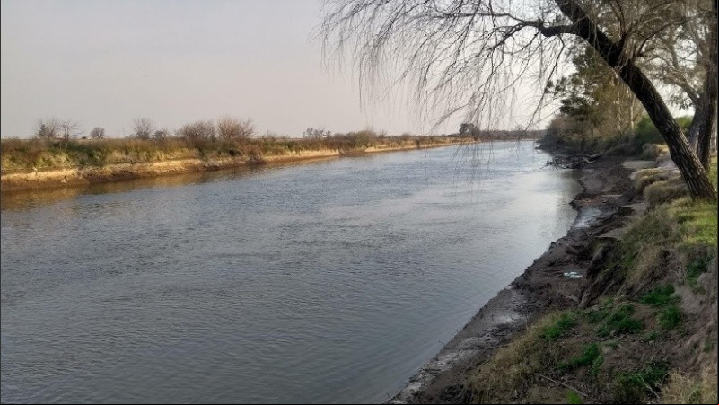 Ambos cuerpos fueron hallados en la Bajada de Lanchas del río.