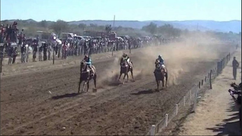 El jinete cayó y el caballo continuó desbocado hacia donde estaba la gente.