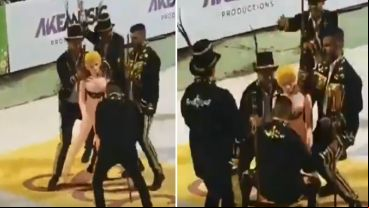 Los bailarines en plena coreo.