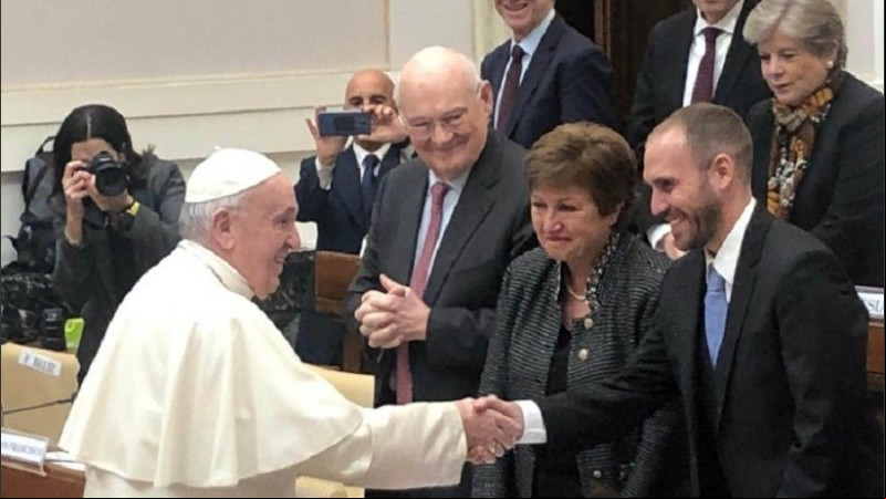 El Papa Francisco le estrechó la mano al ministro Martín Guzmán en Roma.