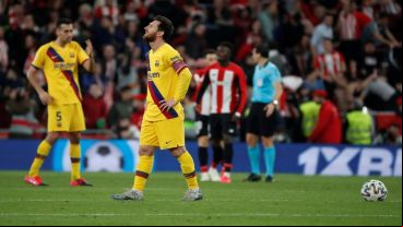 Leo se lamenta. Ahora la queda pelear la Liga y la Champions.