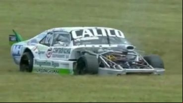 El coche dañado del entrerriano Nicolás Ghirardi (Chevrolet) tras el choque.