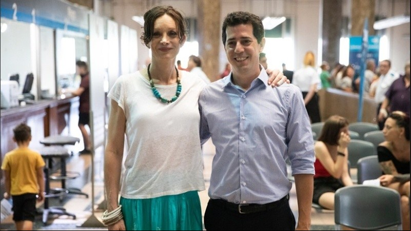 El ministro De Pedro con Isha Escribano.
