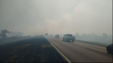 Humo en la zona del puente Rosario-Victoria.
