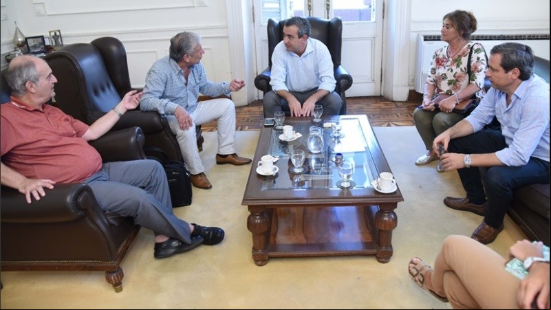 Los funcionarios de Victoria y Rosario reunidos en el Palacio de los Leones.