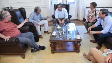 Los funcionarios de Victoria y Rosario reunidos en el Palacio de los Leones.