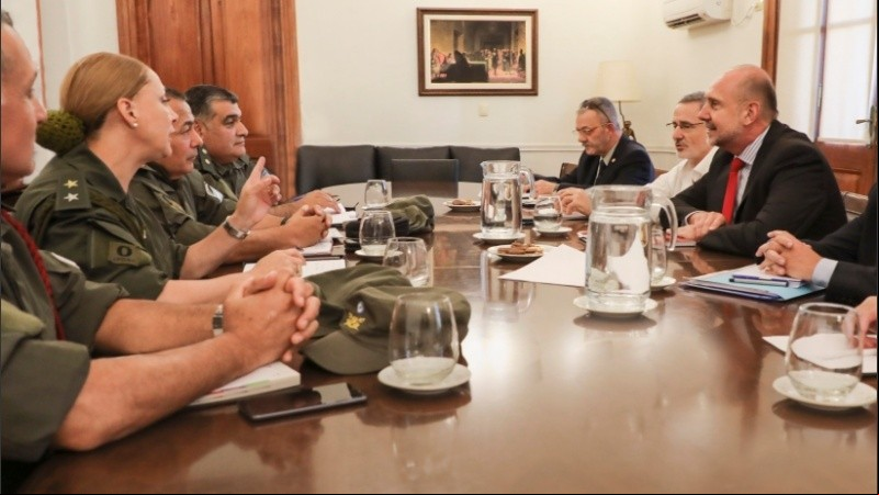 El gobernador con las autoridades de fuerzas federales.