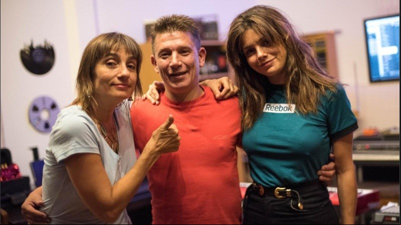 Hilda Lizarazu, Gato Azul y Natalie Pérez, en la grabación de Himno de mi corazón. 
