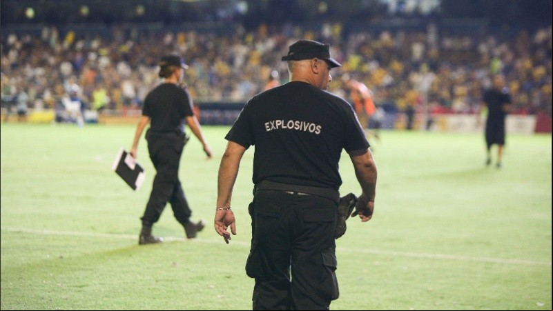Un agente de la Brigada de Explosivos trabajando en medio del partido.