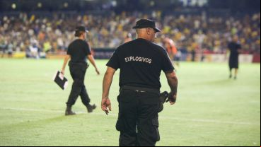 Un agente de la Brigada de Explosivos trabajando en medio del partido.