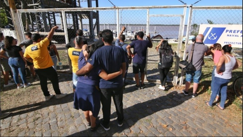 Familiares y allegados del joven siguieron de cerca el operativo.